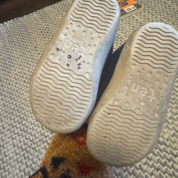 Bundle of 2 size 7 Toddler Shoes - Ten Little sneakers - Picture 2 of 5